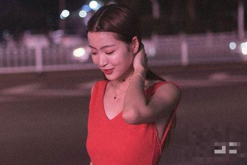 老公吃女邻居乳房